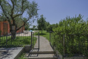 Property grounds - La Casina Apartment - with garden and pool (Pozzolengo)