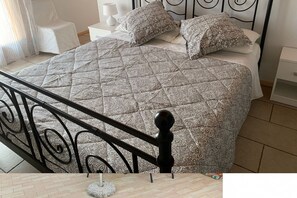 1 bedroom, iron/ironing board, bed sheets - La Casina Apartment - with garden and pool (Pozzolengo)