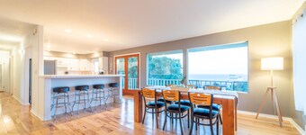 Cozy ocean-view bungalow 5mi to Olympic