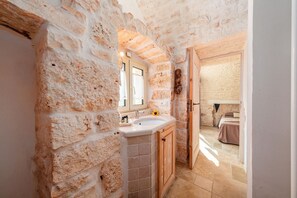4 chambres, fer et planche à repasser, Wi-Fi, draps fournis