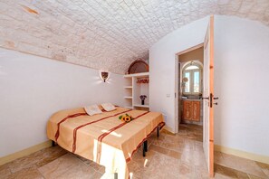 4 habitaciones, tabla de planchar con plancha y cuna de viaje 