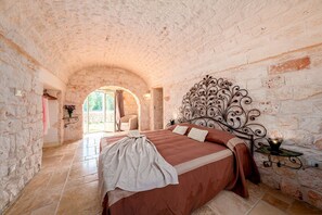 4 bedrooms, iron/ironing board, travel cot, free WiFi - Charming Masseria with Private Pool & Olive Grove | Ceglie Messapica (Ceglie Messapica)