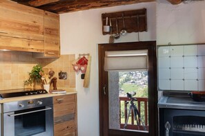 Fridge, microwave, dishwasher, coffee/tea maker - Characteristic rustic-style rascard in an panoramic hamlet with Matterhorn view (Valtournenche)