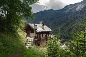 Exterior - Characteristic rustic-style rascard in an panoramic hamlet with Matterhorn view (Valtournenche)
