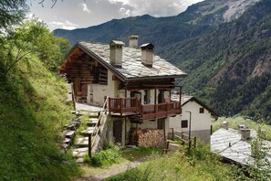 Exterior - Characteristic rustic-style rascard in an panoramic hamlet with Matterhorn view (Valtournenche)