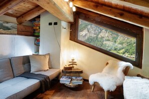 TV - Characteristic rustic-style rascard in an panoramic hamlet with Matterhorn view (Valtournenche)