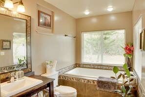 Bathtub, hair dryer, towels, soap - Peaceful Private Studio with Soaking Tub, TV & WIFI (Keaau)