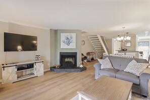 Smart TV, fireplace