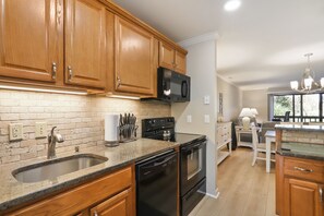 Fridge, microwave, oven, stovetop - 103 Golfmaster- 2 Bedroom Townhouse in Shipyard Ocean Front Community. Golf & Lagoon View Sleeps 6 (Hilton Head Island)