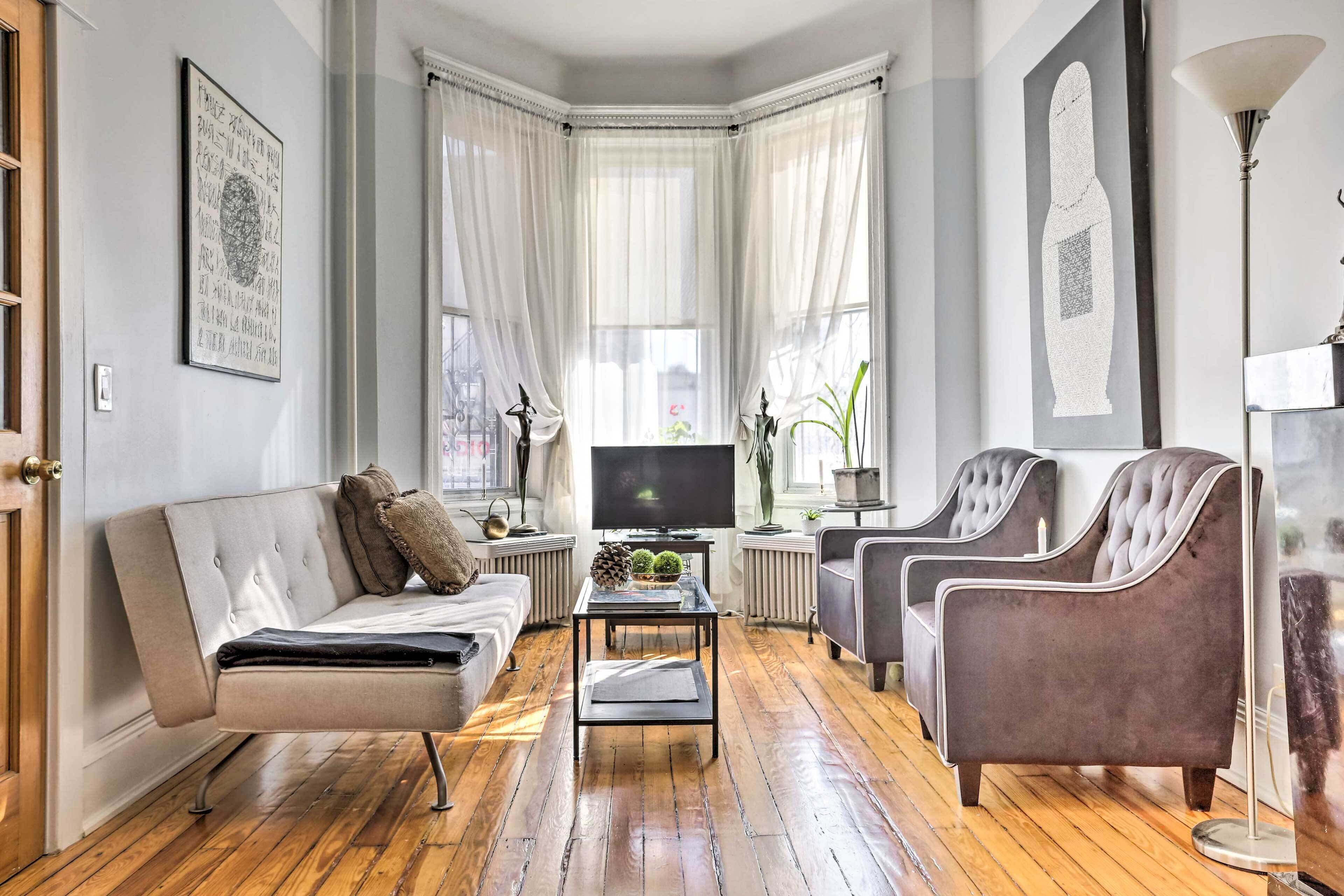 Contemporary Jersey City Abode ~ 5 Mi to NYC!