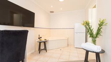 Deluxe Room | Bathroom