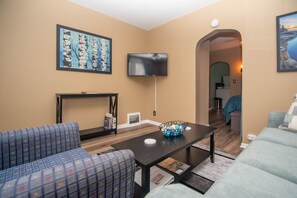 1 habitación, tabla de planchar con plancha y cuna de viaje