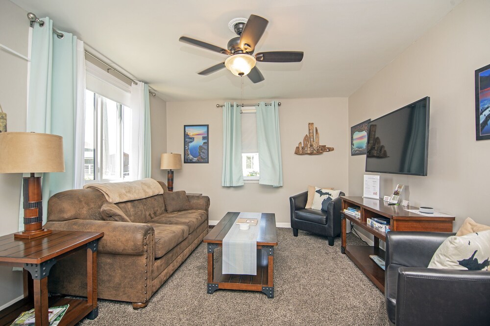 RB-Downtown Munising Apt, Walk to Boat Cruises, Coffee Shops & Brewery!