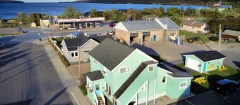 Munising, Walk to Boat Cruises, Coffee Shops & Brewery!