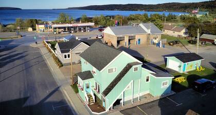 Munising, Walk to Boat Cruises, Coffee Shops & Brewery!