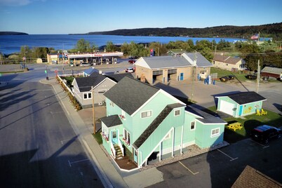 Munising, Walk to Boat Cruises, Coffee Shops & Brewery!