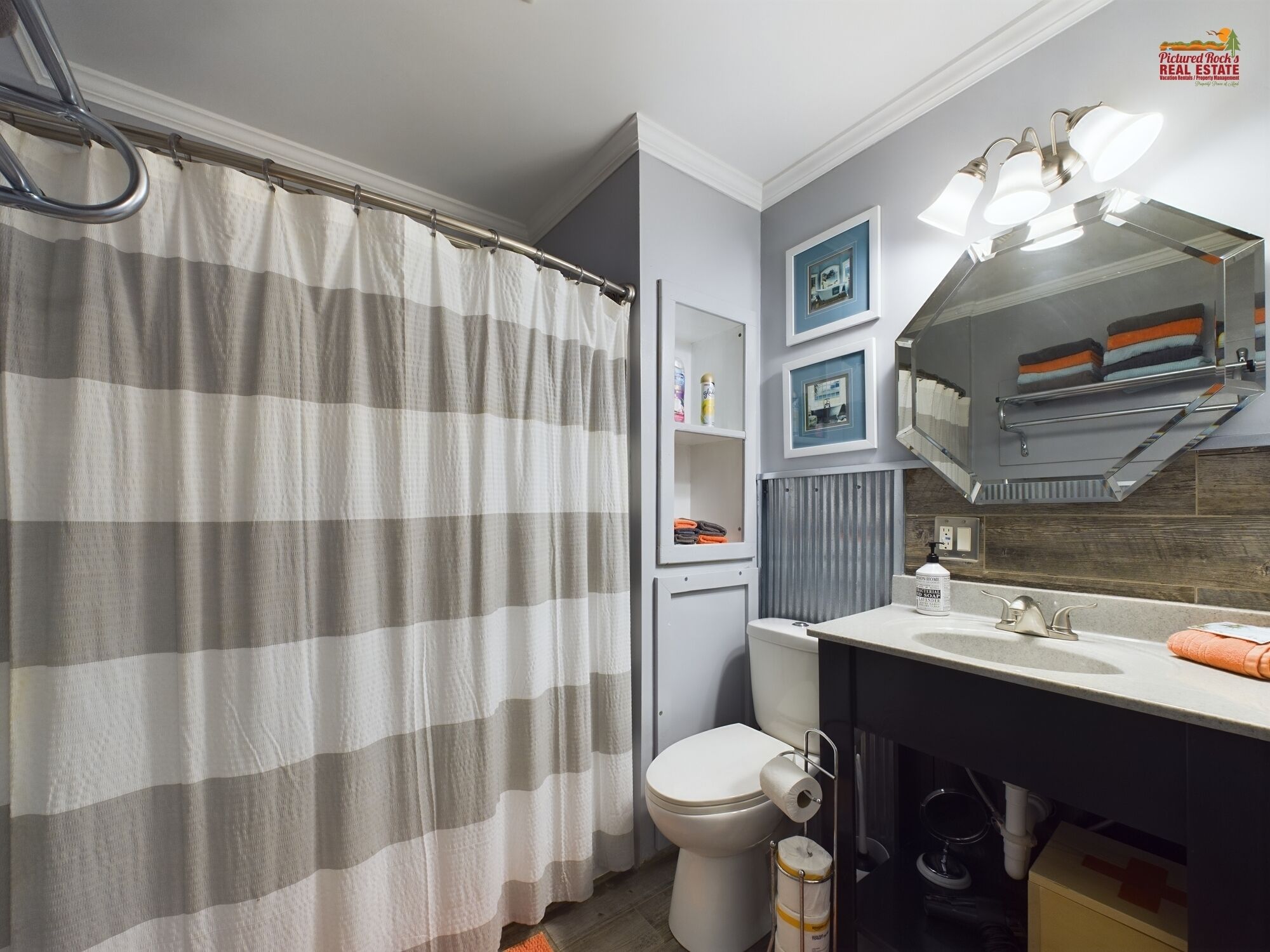 Combined shower/bathtub, hair dryer, towels