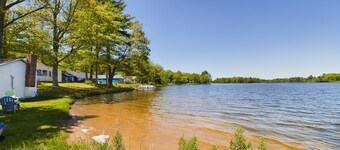 16 Mile Lake Getaway-Lakefront with Water Toys & Family Time Around a Fire
