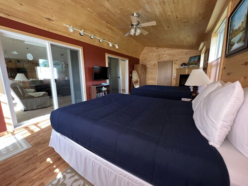 Beau Soleil Bungelow-Spacious 3 Bedroom Home with a Hot Tub, & Firepit