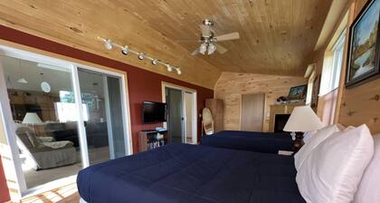 Beau Soleil Bungelow-Spacious 3 Bedroom Home with a Hot Tub, & Firepit