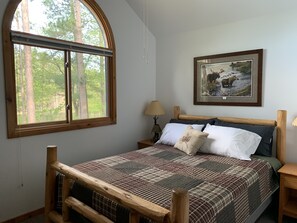 2 bedrooms, travel cot, free WiFi, bed sheets - LLC-Peaceful, Lakefront Cabin Near Munising with Canoe & Rowboat (Wetmore)