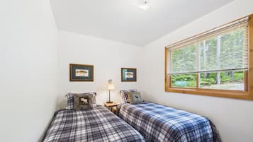 2 bedrooms, travel cot, free WiFi, bed sheets