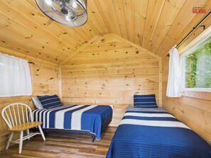2 habitaciones, tabla de planchar con plancha y cuna de viaje