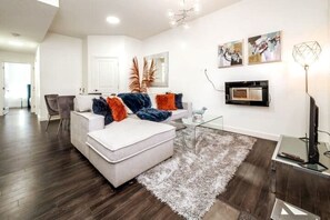 Smart TV y chimenea 