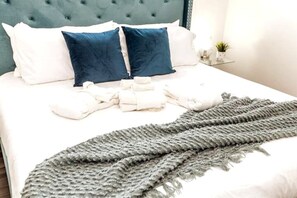 1 bedroom, iron/ironing board, free WiFi, bed sheets - Chic Suite - Long Stays - King Bed - Fireplace &WiFi
(Edmonton)