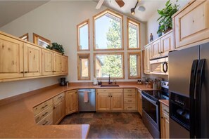 Fridge, microwave, oven, stovetop - Cozy Cabin in Stanley Basin! (sawtooth city)