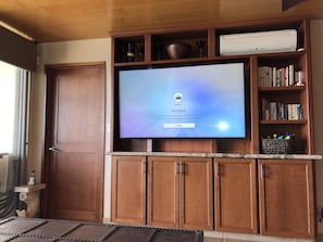 Un televisor montado en un mueble de madera que muestra el mensaje 'No Signal'.