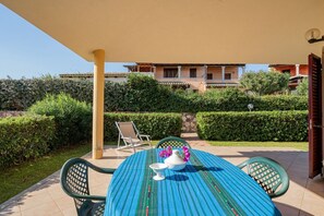Outdoor dining - All have their own entrance and are located in four-family villas.Elegantly furnished, they have a small garden with furnished covered veranda or furnished covered terrace.Composed of living room with kitchenette and double sofa bed, bedroom with double  (San Teodoro)