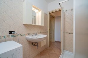 Dusche, Bidet, Handtücher