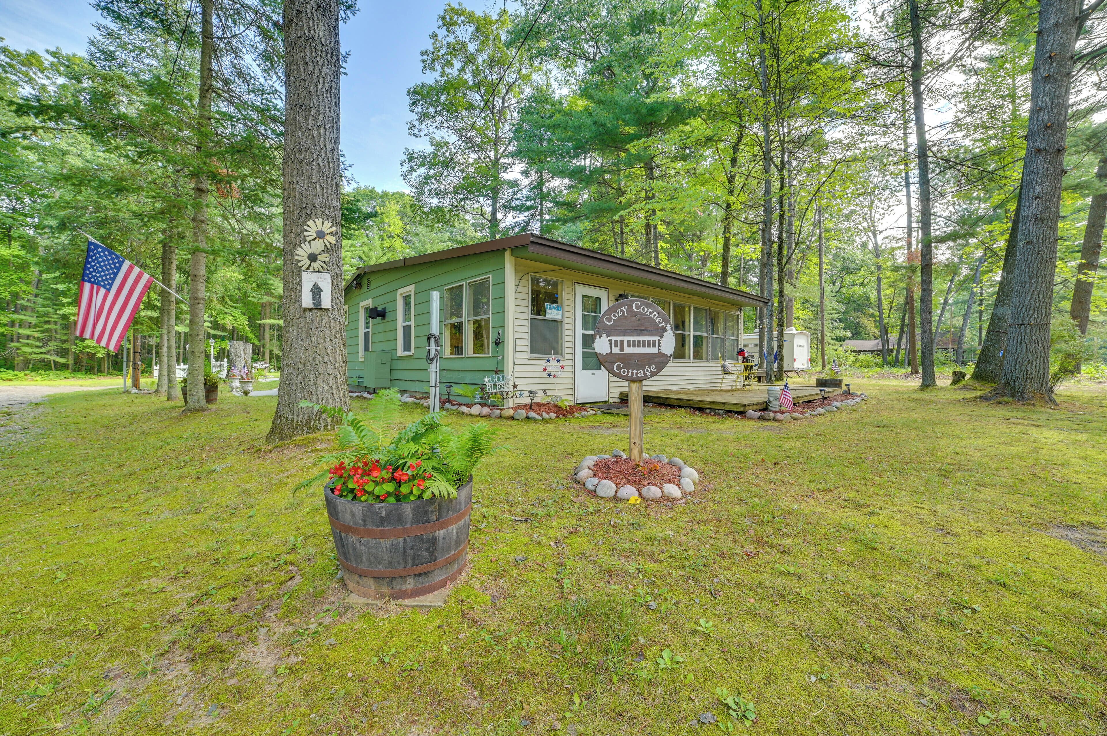 'Cozy Corner Cottage' Near East Twin Lake!