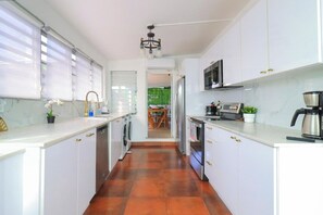 Kühlschrank, Mikrowelle, Herdplatte, Geschirrspüler