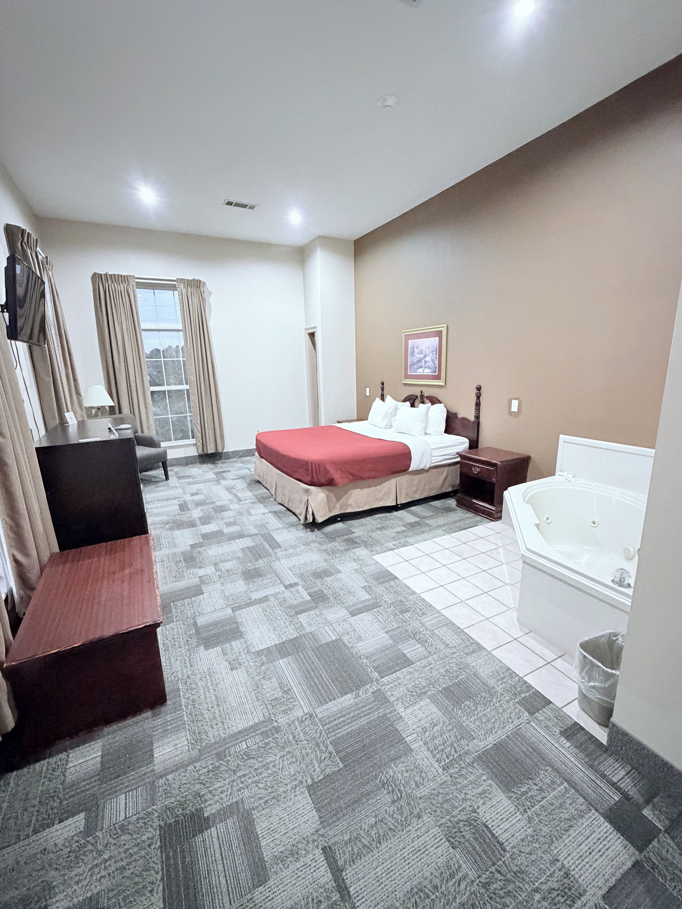 1 King Bed, 1 Room Suite with Spa Bath | Free WiFi, bed sheets