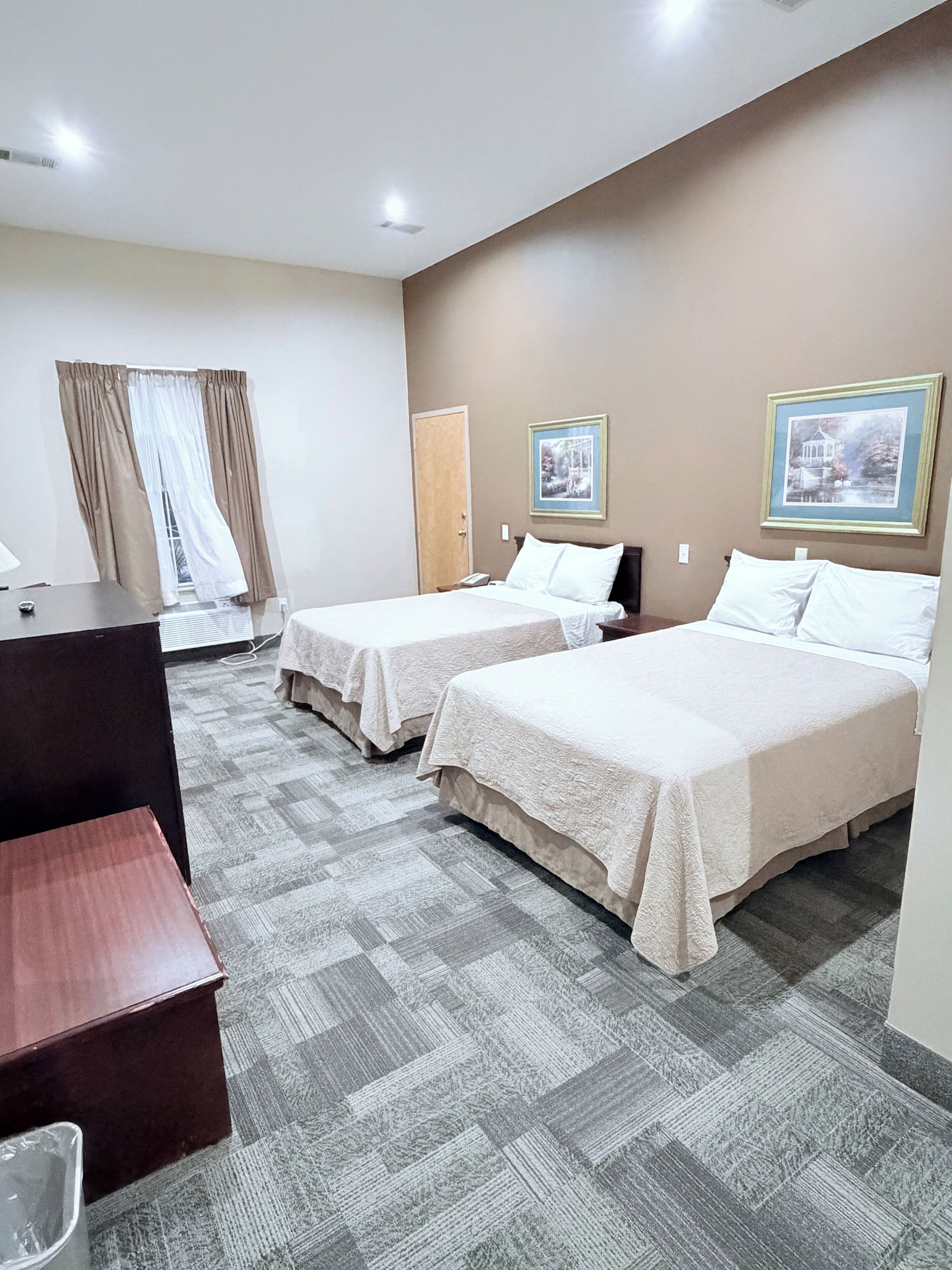 2 Double Beds, No Smoking | Free WiFi, bed sheets