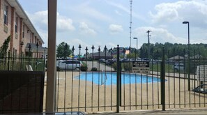 Una piscina al aire libre de temporada