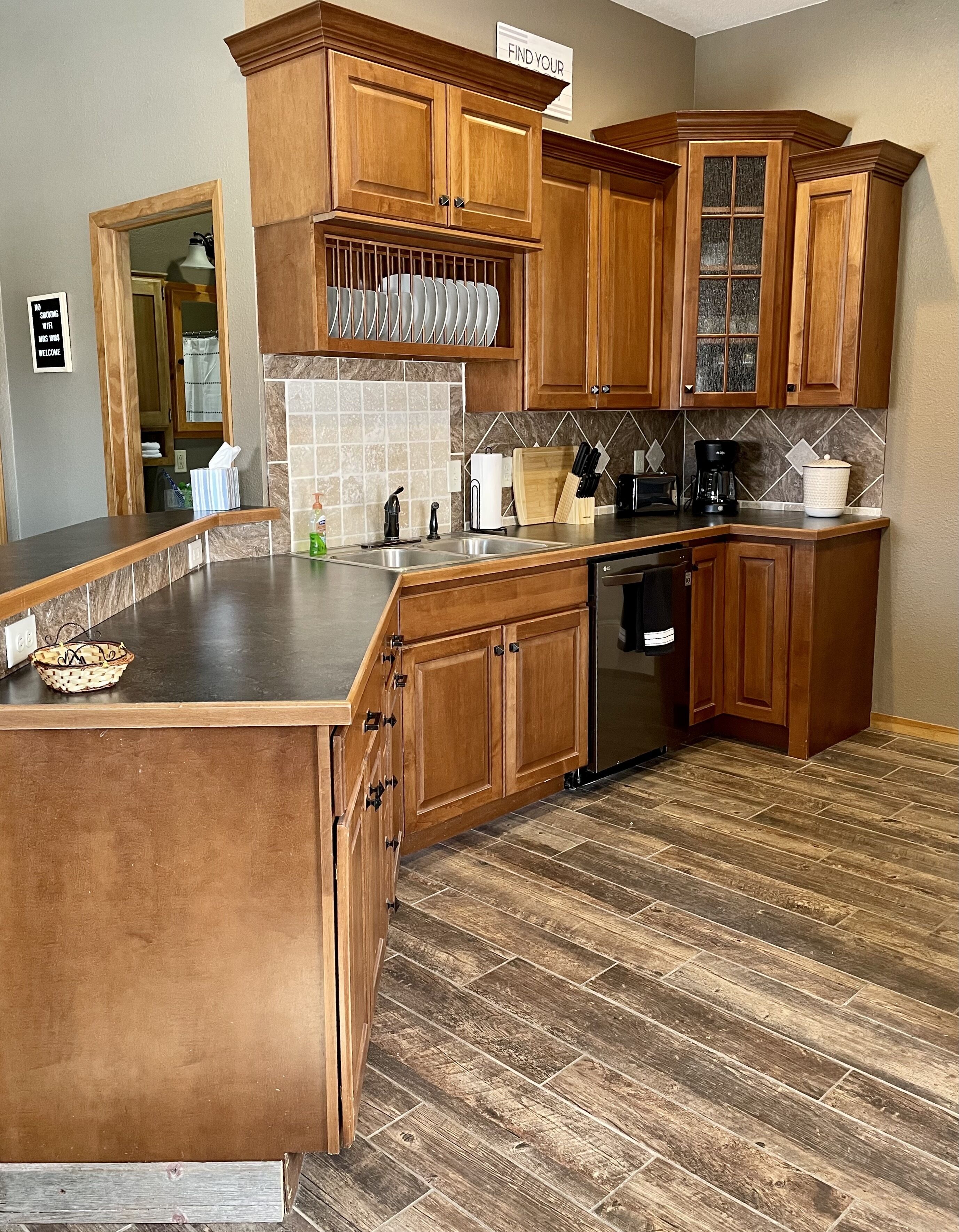 Store that boat inside!  Blocks to boat ramps/Marina & Restaurant