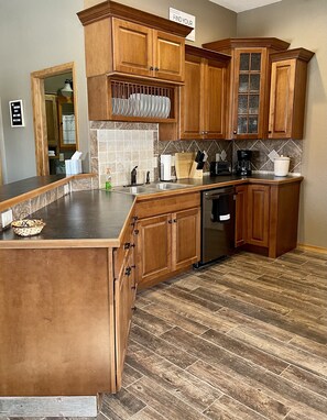 ثلاجة، ميكروويف، فرن، موقد طهي مسطح