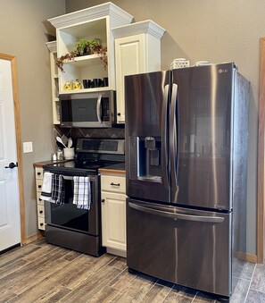 Fridge, microwave, oven, stovetop - Store that boat inside! Blocks to boat ramps/Marina & Restaurant (Chamberlain)