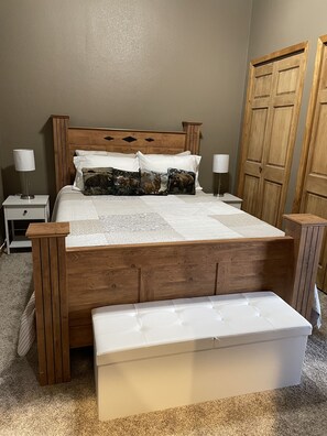 2 bedrooms, free WiFi, bed sheets, wheelchair access - Store that boat inside! Blocks to boat ramps/Marina & Restaurant (Chamberlain)