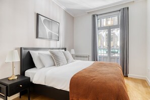 2 bedrooms, iron/ironing board, WiFi, bed sheets - Sleek Huertas-Cortes 3BR, in Las Letras & heart of Madrid, by Blueground (Madrid)