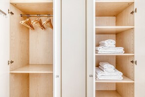 Interior - Sleek Huertas-Cortes 3BR, in Las Letras & heart of Madrid, by Blueground (Madrid)