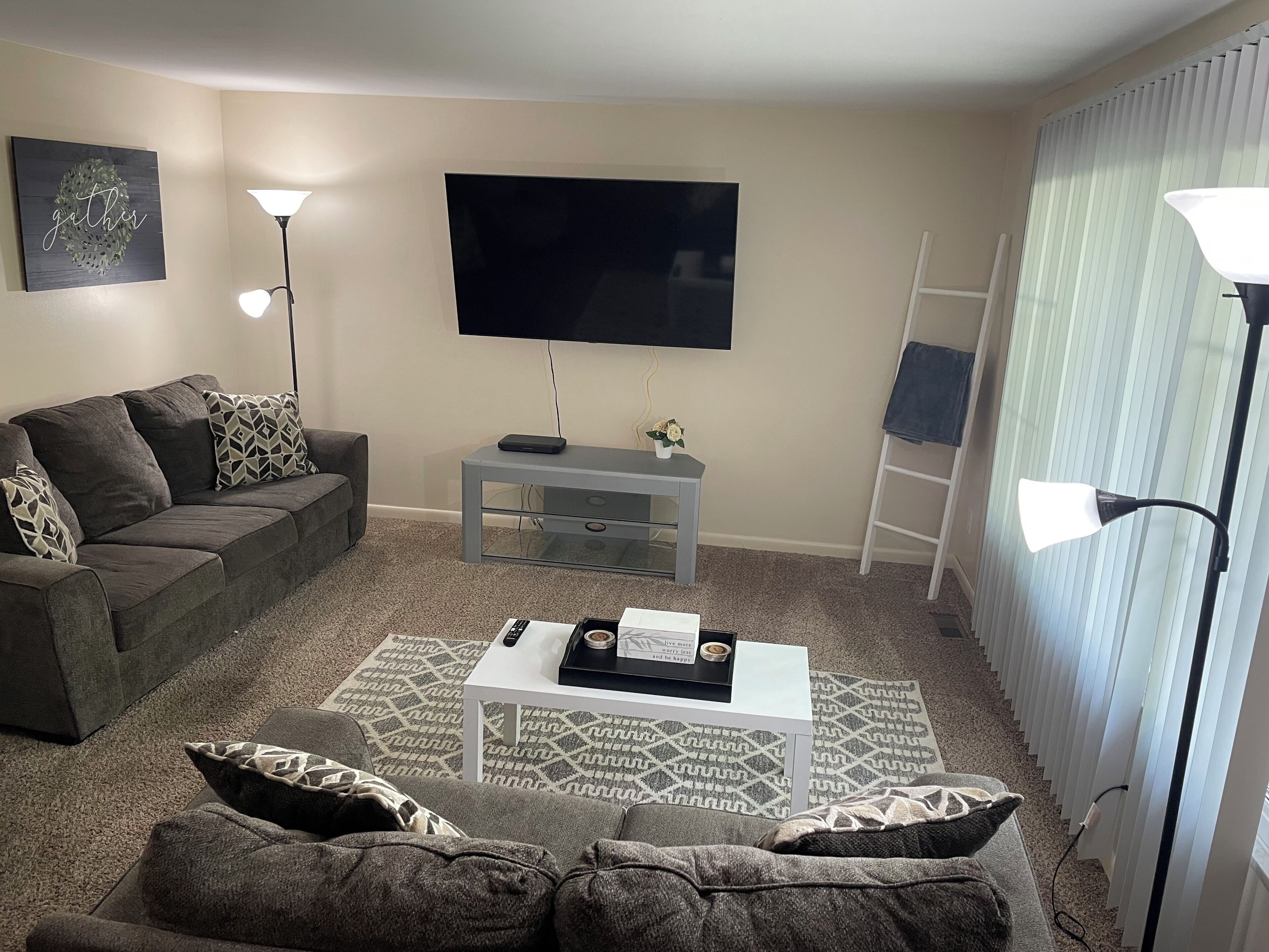 Spacious Home Less Than Ten Minutes from Coliseum!