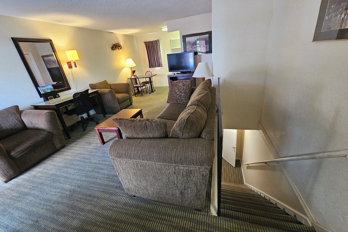Signature Suite, Multiple Beds | Living area | 42-inch Smart TV with cable channels, TV