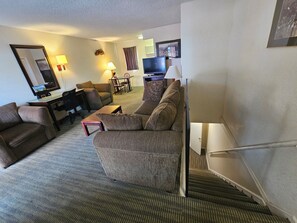 Signature Suite, Multiple Beds | Living area
