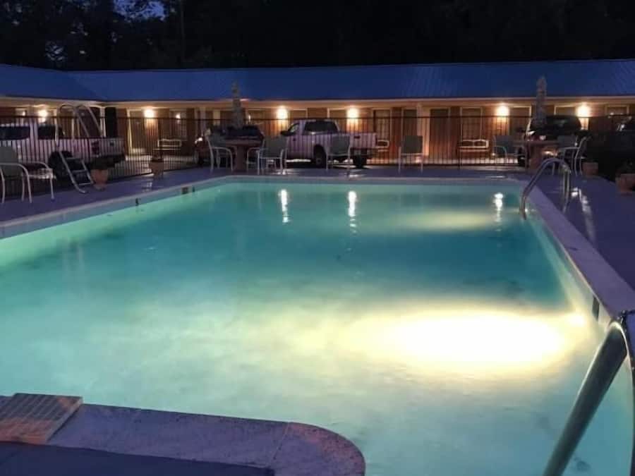 Una piscina al aire libre de temporada