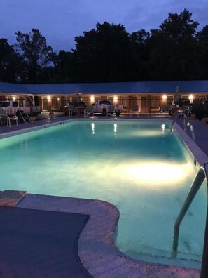 Seasonal outdoor pool - Merrimac Inn & Suites (Williamsburg)