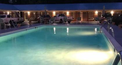 Merrimac Inn & Suites